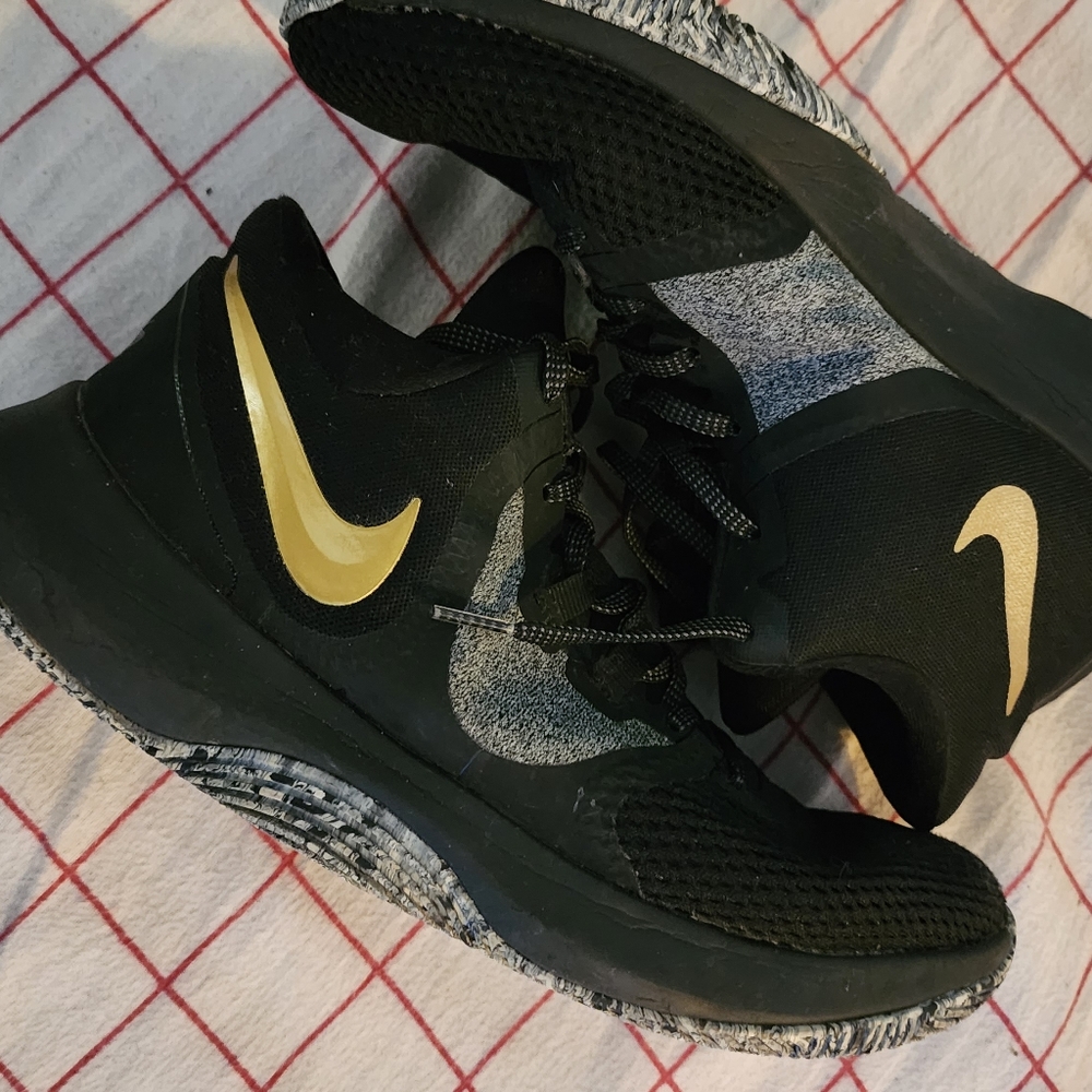 Size 10 nike air persicion basketball shoes